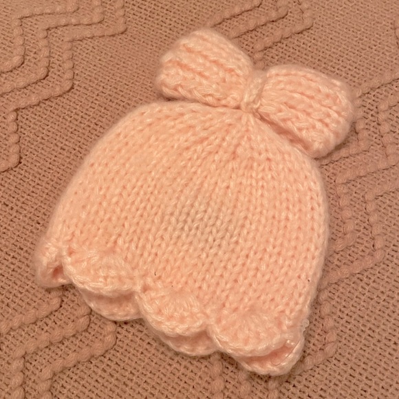 5 for $20-Mud Pie Infant knitted hat with bow and scalloped edging. Like new. - Picture 1 of 3